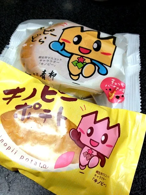 Snapdishの料理写真:#おやつ キノピーどら(チョコバナナ味)とキノピーポテト(スイートポテト)。コーヒーと味が合う！特にキノピーポテトの方、口の中でコーヒーと混ぜ食いするとスゲーーー味が合う。 #kiryu #青柳 #tabetan|ms903さん