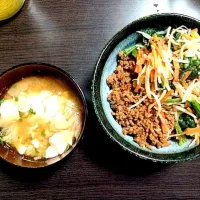 Snapdishの料理写真:ひき肉とナムル丼＆落とし卵のみそ汁|森 舞さん