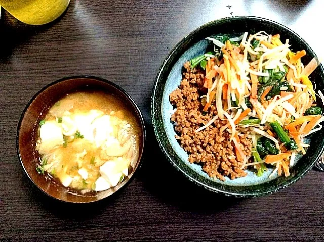 ひき肉とナムル丼＆落とし卵のみそ汁|森 舞さん