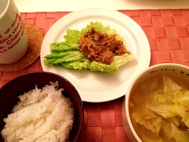 Snapdishの料理写真:春雨入り肉味噌♡レタス包み＆キャベツの中華風スープ＆ごはん|anrlさん