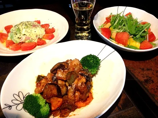 チキンのトマト煮、アボカドと生ハムのわさびマヨネーズ和え、水菜のサラダ＆🍷|ワインさん