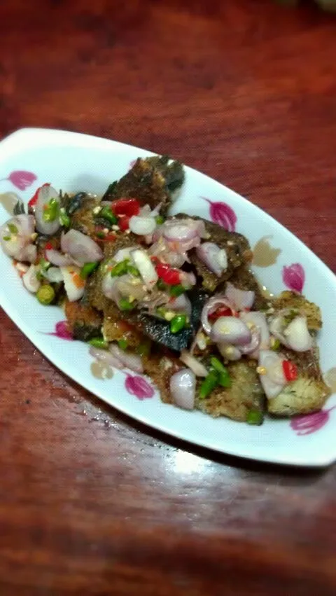 spicy crispy fish salad|khantaphon leelachayakulさん