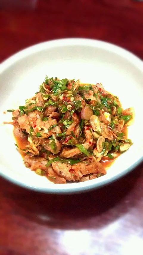 spicy grilled pork salad|khantaphon leelachayakulさん