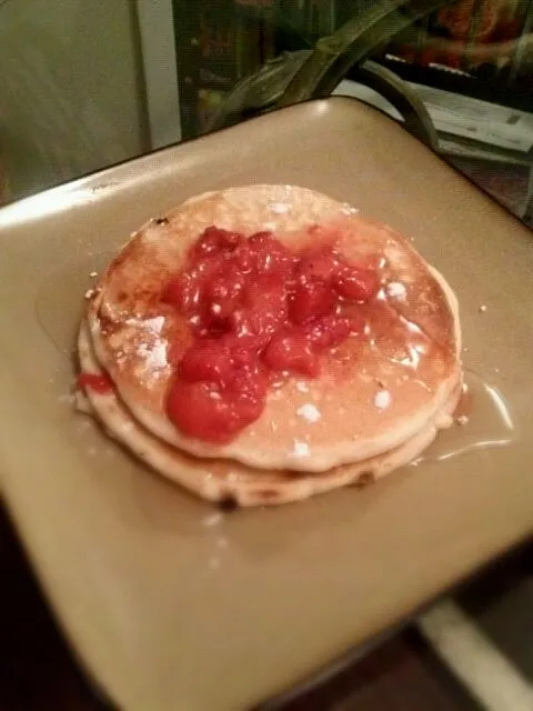 homemade pancakes with strawberry topping|Michele Kiddさん