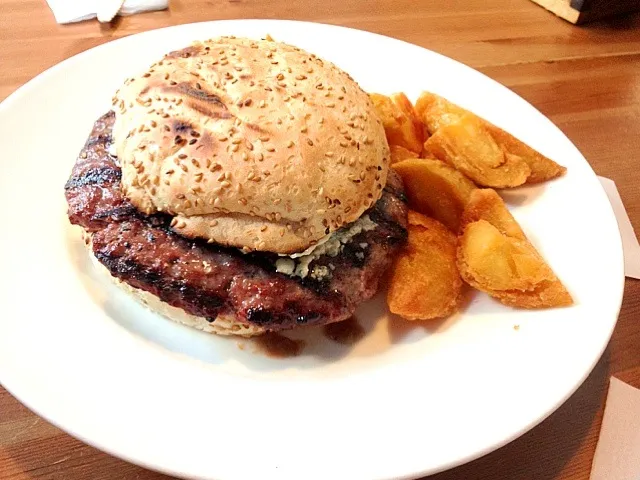 #bacoa #hamburguer with blue cheese, sweet onion and hand cut fries.|De Pupesさん