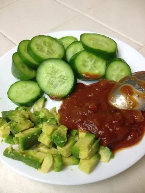 Cucumbers w/ salsa and avocados! :) I had a protein shake for breakfast with a little bit of kashi cereal!|elaineさん