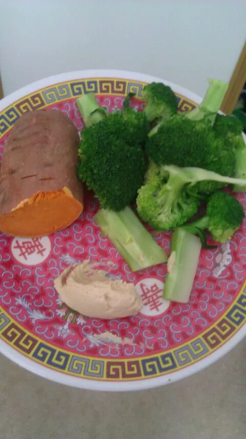 brocolli, half sweet potato, and hummus :)|staphanyさん