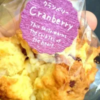 Snapdishの料理写真:presentの有機クランベリーとホワイトチョコのスコーン|KATSUOさん