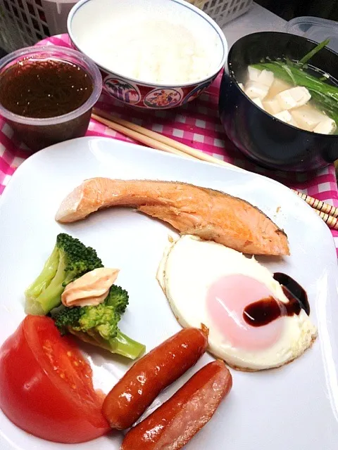 Snapdishの料理写真:朝ごはん。今朝は、鮭。豆腐とネギの味噌汁|ハルさん