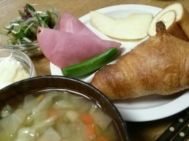 Snapdishの料理写真:白いんげんの野菜スープと焼きたてクロワッサン|mamaruさん