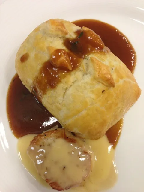 Beef Wellington, blood orange demi glace, seared scallop, lime beurre blanc|mark seibertさん