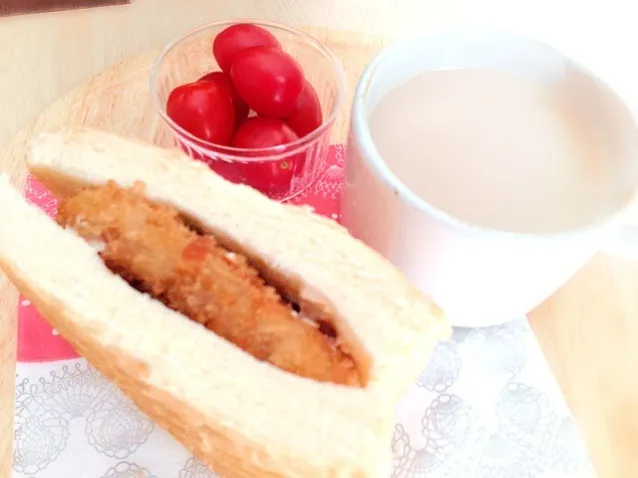 メンチかつサンドとカフェオレで朝ごはん|ユキさん