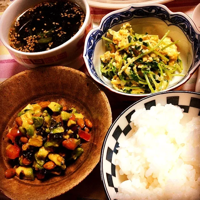 Snapdishの料理写真:アボカド納豆和え,豆苗の炒め物,わかめスープ,ごはん|りーぴんさん