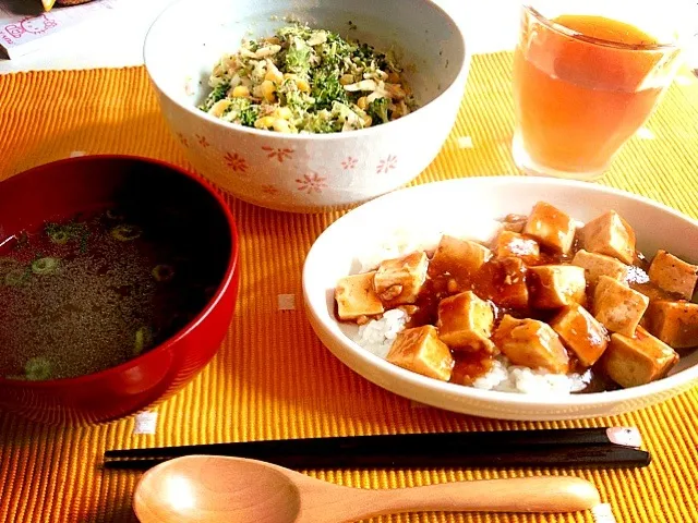 麻婆豆腐丼と生姜スープとブロッコリーのサラダ|かなぴさん