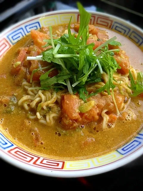 昨日のアボカドソース？多めに作りすぎたので💦私ご飯は、トムヤムペーストとチリーインオイル足してラーメンで（＾∇＾）あ、水も足してますよ。|くめさん