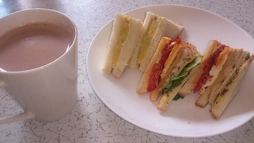 今日のお昼はクラブハウスサンドとポテトサラダサンド☆|nodameさん