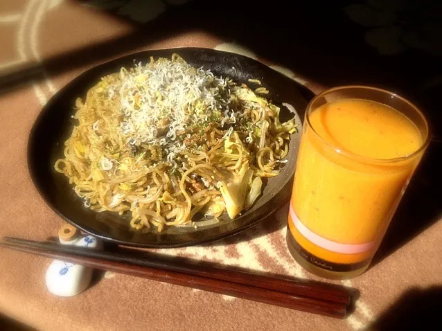 キャベツと深谷ネギともやしと油揚げの焼そば しらす干しと鰹節と青海苔と柚子とすりごまタップリ添え と 蜜柑と林檎とバナナと人参の生ジュース|トキロックさん