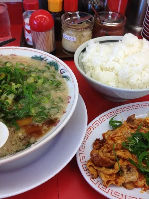 豚キムチ定食、麺は固め、ネギは多め、背脂も多め、一味入れ|Hajime Sakaiさん