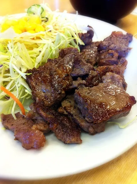 今日のお昼は、松屋の角切りステーキ定食。お肉ちょっと硬めでした。|abe yoshiroさん