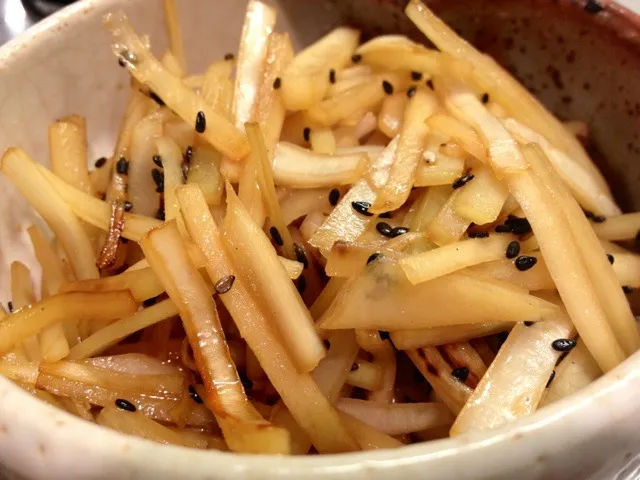 最近の旬は野菜の皮で作るきんぴら。これは大根のきんぴら。美味なりよ(^^)|松浦有里さん