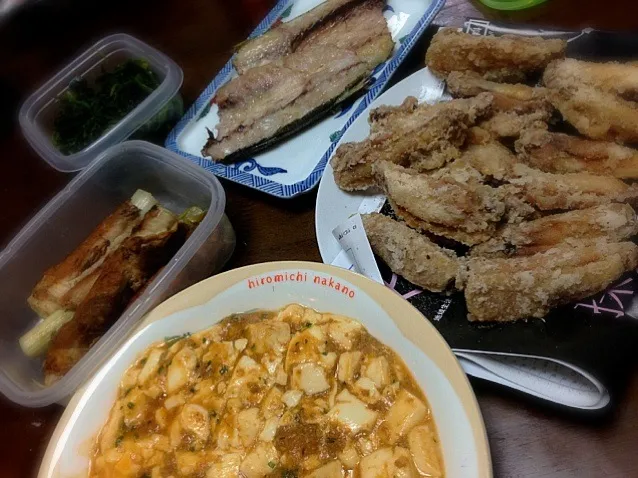 Snapdishの料理写真:麻婆豆腐・手羽唐揚げ・豚肉ネギ巻き・アジ|麻美さん