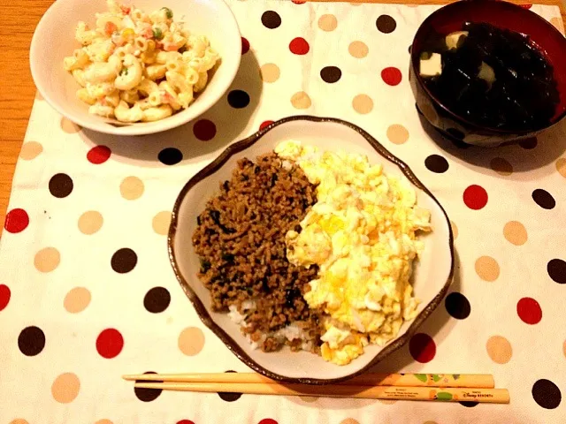 二色そぼろ丼、わかめスープ、マカロニサラダ|なおさん