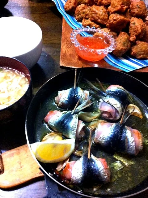 シカの〜サルテンポッカ仕立てのアヒージョσ(≧ε≦ｏ) 作るつもりが、秋刀魚と鰯💦間違えたぁぁーけど、真鯵ˉ̞̭ ( ›◡ु‹ ) ˄̻ ̊でも👍旨旨〜グリルラバーズ💕で、レモン絞って〜本日白ワイン(๑′ᴗ‵๑)奥のは、すり身やら半平やら、蓮根、海老、インゲン…揚げてみた😋〜|いよこ🍻さん