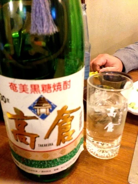 黒糖焼酎 高倉！ 芋も良いけど黒糖最高！   1年ぶりくらいに居酒屋仲間のおっちゃんに会えた（＾∇＾）元気そうで良かった。|あいさん