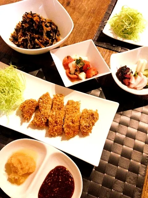 揚げないトンカツ、ひじきと切り干し大根の煮物、長芋とフルーツトマトのお浸し🍅お漬物🍀|まみりんごさん