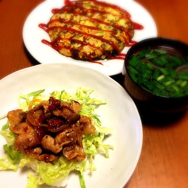 キャベツと豚肉のトマト塩だれ炒め丼、野菜たっぷりオムレツ、ニラのスープ|mikochieさん