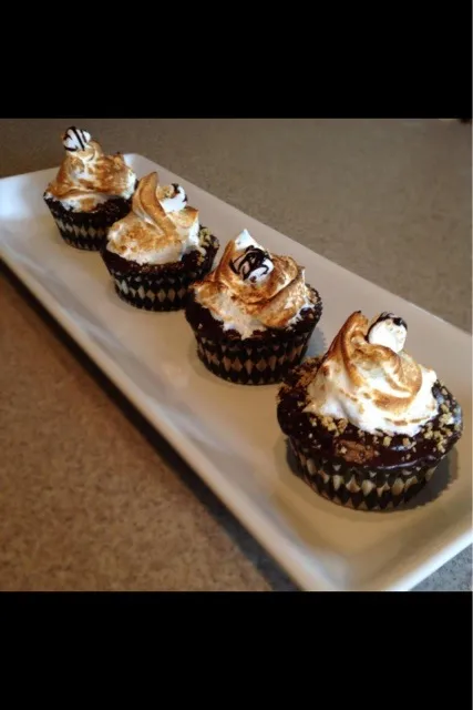 S'more vanilla bean cupcakes with a chocolate ganache|Kira Conkleさん