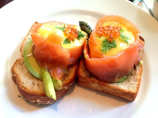 salmon eggs Benedict on toast!|shillashinopithさん