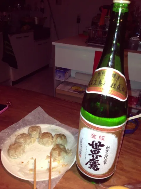 Snapdishの料理写真:焼売と日本酒（笑）|マイさん