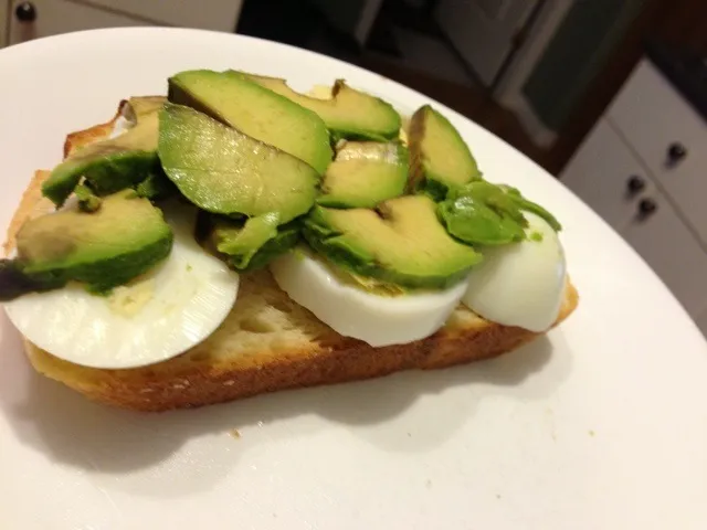 Breakfast: Sourdough, boiled egg, avocado|Genesis Rさん