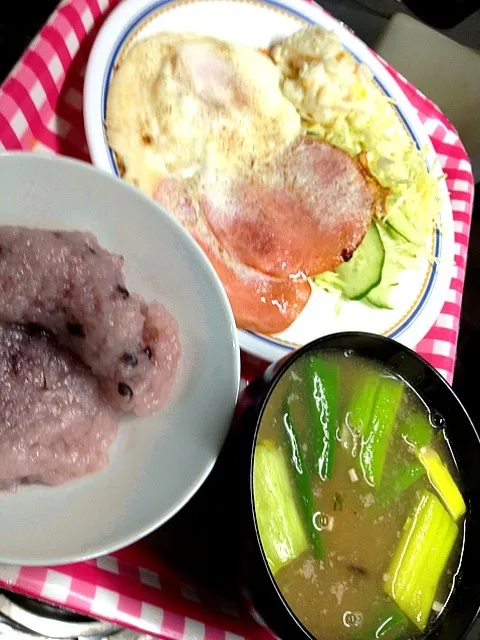 ハムエッグ定食。味噌汁は、牡蠣とネギ|ハルさん