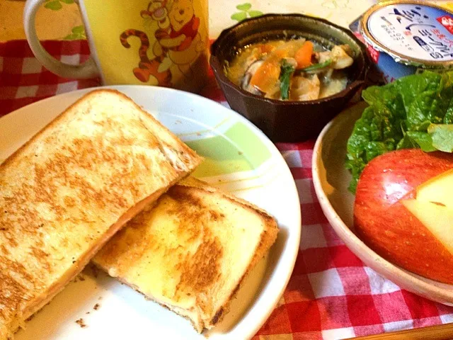 Snapdishの料理写真:ホットサンドの朝ごはん|mari miyabeさん