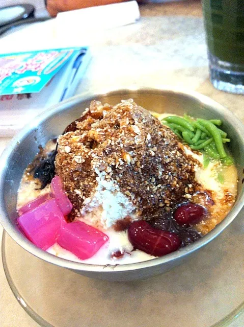 Ice kacang ( shave ice ) with gula Melaka ( brown sugar )|laumeikuanさん