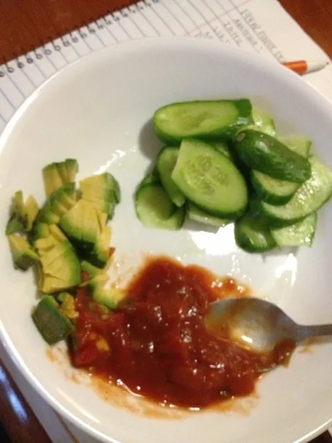 Cucumbers w/ salsa and avocado! Oh and I had green apples and almond butter :)|elaineさん