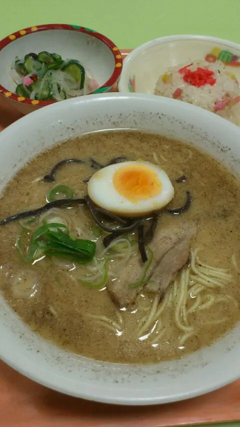 Snapdishの料理写真:豚骨ラーメン|minakoさん