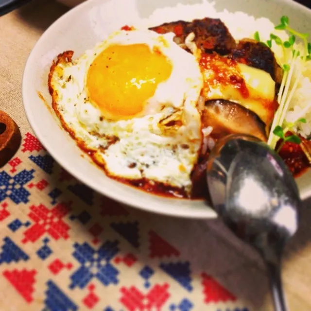 Snapdishの料理写真:今日のトモコンダテは椎茸ゴロゴロ味噌入りトマトソースでハンバーグ丼♪|🇯🇵ともこちゃん。さん