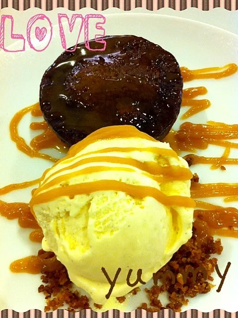 Date pudding with ice cream|mikko tanさん