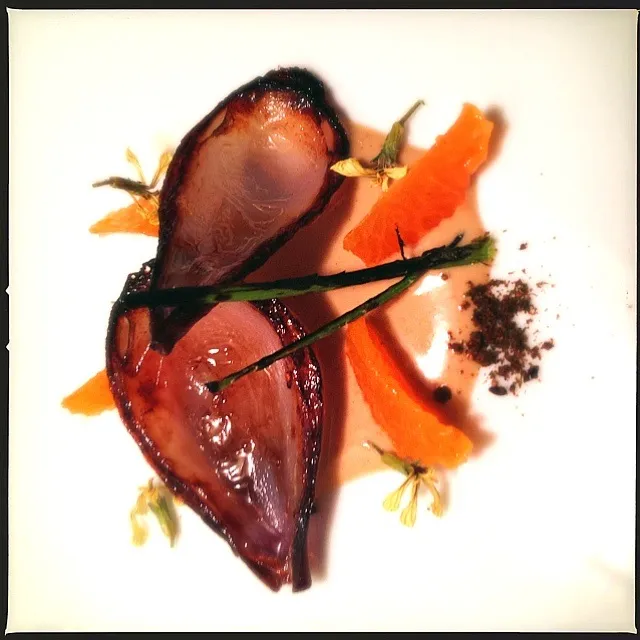 CARAMELIZED ONION. CHARRED PARSLEY. TANGERINE. DRIED ARUGULA FLOWER. SHICHIMI TOGORASHI. DIJON|GREG ARNOLDさん