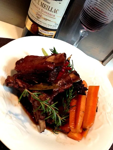 スペアリブのスパイシーな赤ワイン煮込み✨|zcさん