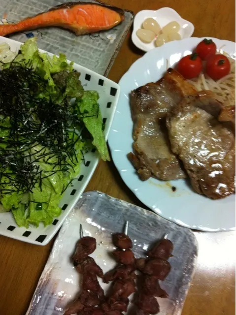 Snapdishの料理写真:豚ポークステーキ 鮭の塩焼き レタスとジャコのサラダ 砂肝串焼き|笑美子さん