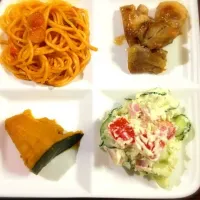 Snapdishの料理写真:南瓜の煮物、ポテトサラダ、鶏の照り焼き、ナポリタン|AYAKAさん