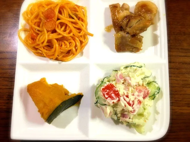 Snapdishの料理写真:南瓜の煮物、ポテトサラダ、鶏の照り焼き、ナポリタン|AYAKAさん