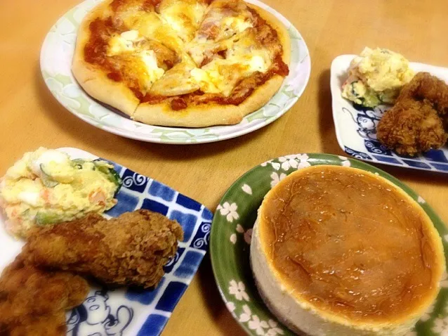 Snapdishの料理写真:ジャガベーコンクリチピザ  フライドチキン  ポテサラ  チーズケーキなバースデイディナー🍴|りつ(*≧艸≦)さん