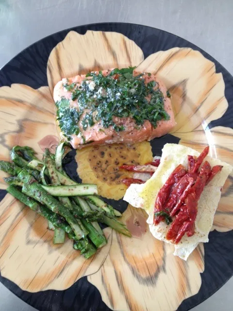 Salmon with olive oil persil pepper     and asparagus with liquorice and tomato dry and italian bread|pampulyさん