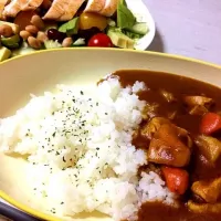 Snapdishの料理写真:カレーとサラダ|リリィさん