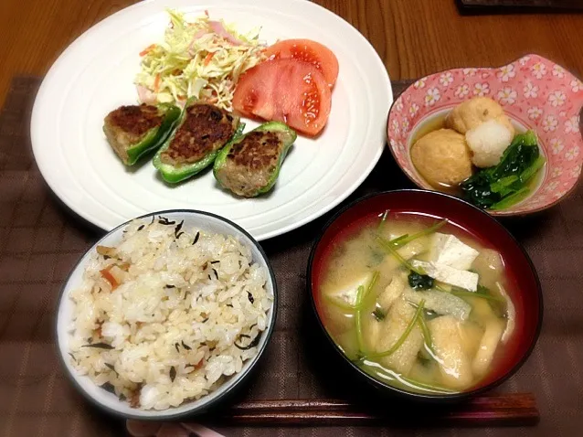 ピーマンの肉詰め☆ひじきの混ぜ御飯、味噌汁、がんも〜|ふゆみさん